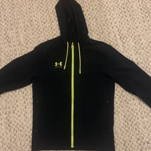 Under armour jacka  - Hej säljer min svart gula under armour vind jacka som inte säljs mer. Storlek S har ej någon hål eller fläckar på jackan. skick 8/10