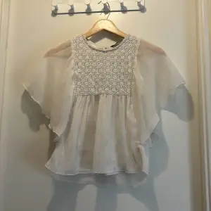 Fin spets men fina vita hängandes volanger