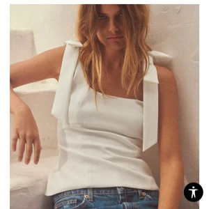 Topp från ZARA - Supersöt vit linnetopp från ZARA med rosetter💌 tyvärr för stor för mig, endast testad