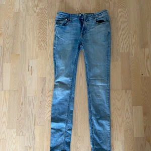 Ljusblå slim jeans från Jack & Jones - Säljer ett par ljusblåa jeans den Jack & Jones.