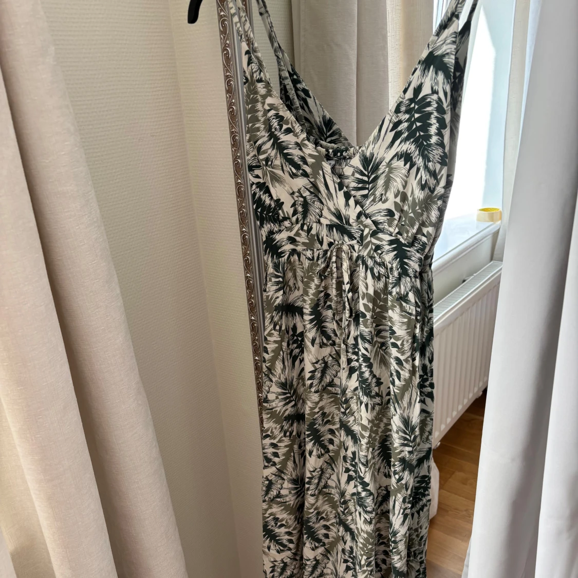 Långklänning med grönt bladmönster