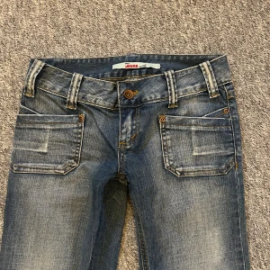 Blå bootcut jeans - Low waist bootcut jeans, inte säker på att sälja så kollar bara intresset, skriv om ni vill köpa😇
