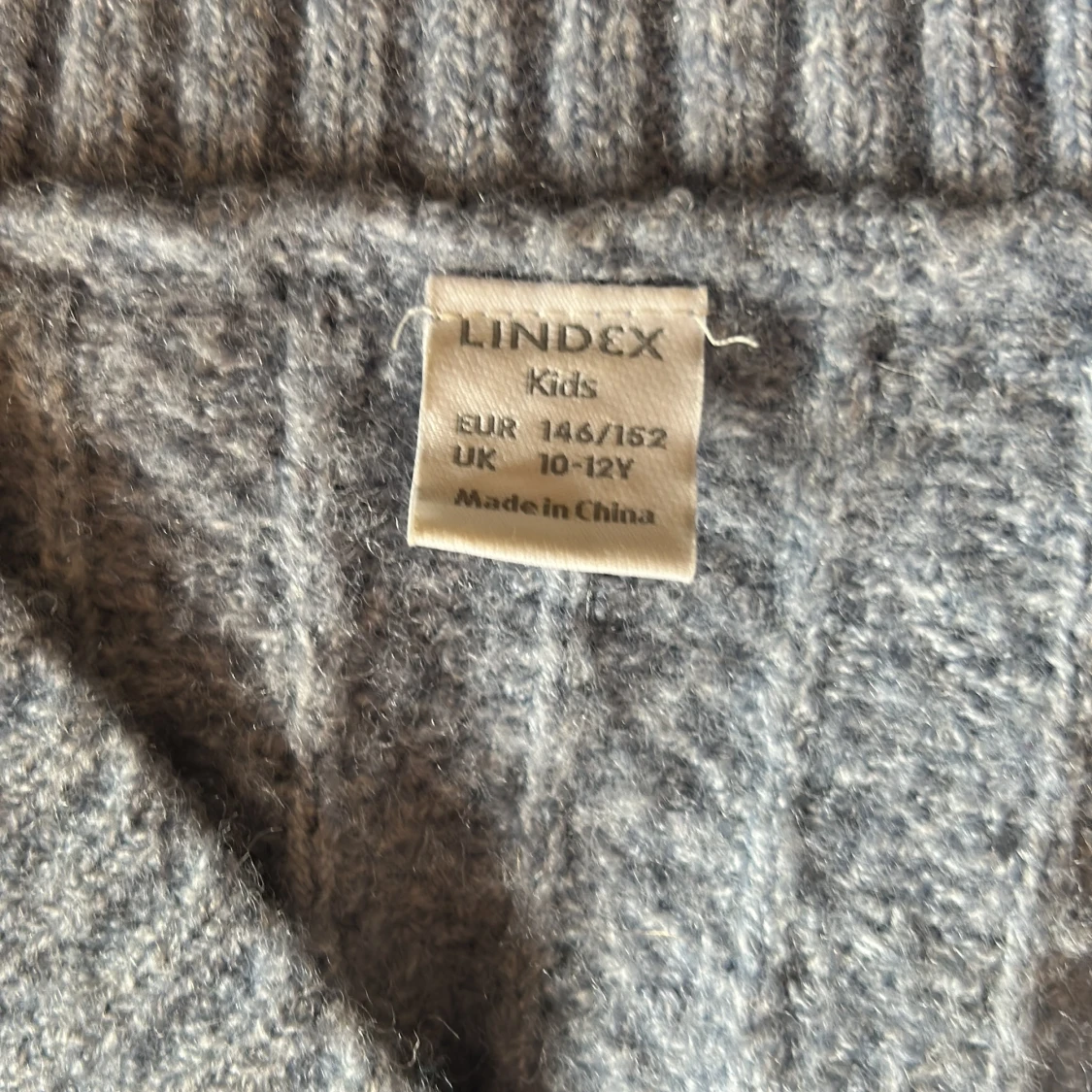 Ljusgrå stickad väst från Lindex - 1