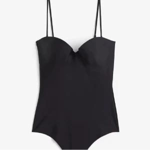 HM body - Jätte snygg svart body från HM 💖. Storlek 75b och knappt använd. Jätte fint skick och ser helt ny ut 😊.