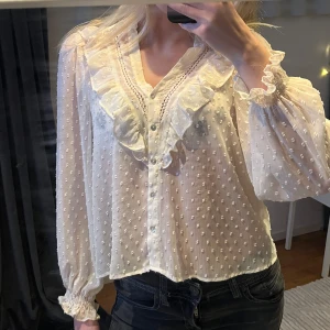 Blus från zara - Vit söt blus från zara, säljer då jag har tröttnat på den