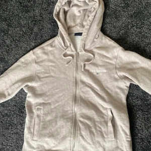 Bomull mix hoodie - Ull-bomull-kashmir-mix hoodie från märket Lexington – säljes för 350 kr (nypris 1499 kr). Skick 8/10 – inga defekter. 