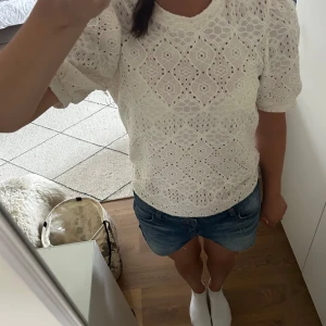 Vit spetströja med kort ärm! - Superfin vit blus med spets och broderade detaljer. Använd endast ett fåtal gånger men ser ut som sprillans ny. Storlek xs men passar mig som bär S perfekt!