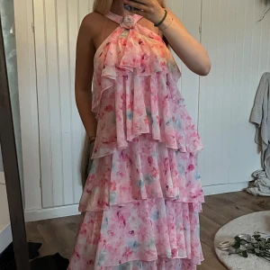 Maxiklänning - Säljer nu denna underbara sommardröm till klänning då den tyvärr inte kommer till användning. Använd 1 gång på bröllop så kan vara lite smutsig nere på släpet. Lite stor på sidan, se bild!💕💕nypris 1199