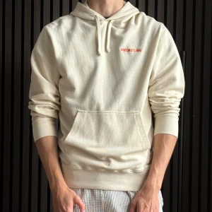Helmut Lang hoodie  - Helt ny Helmut Lang hoodie | storlek XS men passar som en medium då modellen är 185 och väger 70kg. Retail är 150-200$. Säljer för 999kr prutbart!