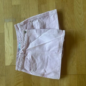 Ljusrosa jeansshorts från Zara - Snygga ljusrosa jeansshorts från Zara med kjol framtill, sjukt snygga, knappt använda!! Nypris ca 400kr! 