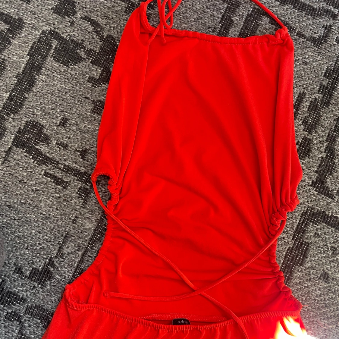 Röd långklänning med snörning - 3