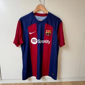 Lewandowski Barcelona Tröja - Tjena säljer min feta Lewandowski tröja från säsongen 22/23. Den är knappt använda och perfekt nu till sommaren!!                                       Den är L men skulle säg att den sitter mer som en M
