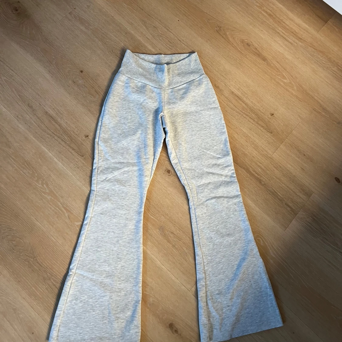 Ljusgrå bootcut mjukisbyxor - 1