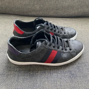 Gucci ace pattern - Gucci ace sneakers | Skick: 8/10 | Storlek: 41,5 fits 42 | Nypris: 9000kr+ | Kvitto medföljer!