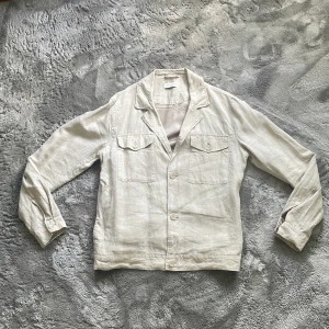 Beige overshirt från These Glory Days - Tjenare, säljer nu en schysst overshirt från These Glory Days i färgen beige. Perfekt nu för sommar kvällarna eller i vardagen. Skicket är 10/10, Inga defekter och har knappast använt den. Nypris är 1799 mitt pris är 699. Om det är några frågor är det bara att ställa😄