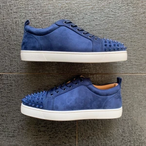 Louboutin Skor med Spikar - Otroligt fina Mörkblåa Louboutin i otroligt bra skick! Storleken 43 men passar även 42. Tveka inte att höra av dig vid frågor och funderingar! (Äkthetsbevis finns även inkl Boxen)
