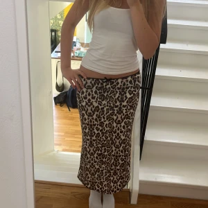 Leopard kjol - Säljer min lågmidgade leopardkjol från Gina tricot eftersom den blivit för liten för mig. Jättebra skick och perfekt till sommaren!