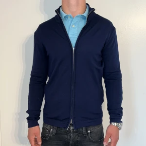 Oscar Jacobsson full zip - Oscar Jacobsson | Bra skick | Storlek - M| Pris - 499kr | Modellen är ca 178cm lång | Hör av dig vid minsta fråga eller fundering!!