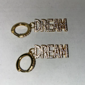 Guldiga Dream öronhängen säljer akut!! Aldrig använda - Säljer mina Dream öronhängen akut!! Råkade beställa två par så därför säljer jag ett par oanvända💗pris kan diskuteras vid snabb affär 