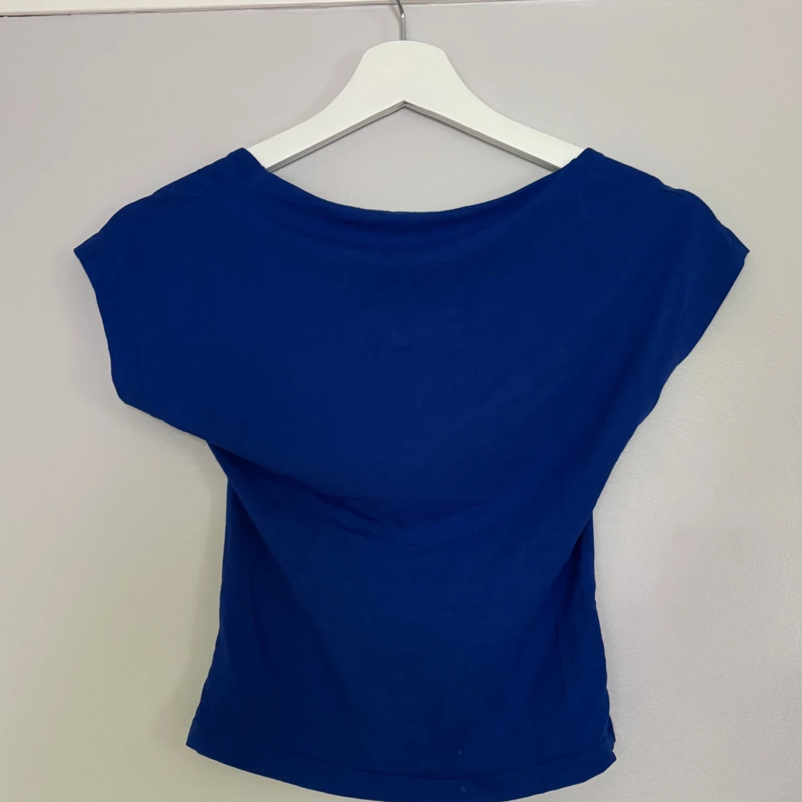 Blå topp med öppen rygg