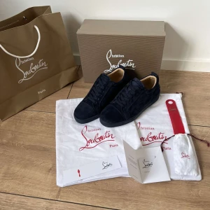 Christian Louboutin Junior Degra Flat SP – Unik modell i storlek  - Christian Louboutin Junior Degra Flat SP – Unik modell i storlek 41 ✨ Skick: 9,6/10 – endast använda en gång ✅ 100 % äkta –  🛑 Utgången modell som inte längre säljs i butik 🎨 Sällsynt färgkombination – riktigt svår att få tag på 👟 Storlek: EU 41  Ingår vid köp: 	•	Originalbox 	•	2 dustbags 	•	Liten dustbag för skosnören 	•	Skohorn 	•	Christian Louboutin-shoppingpåse  📦 Skickas tryggt och spårbart 📩 Hör av dig om du har frågor eller vill se fler bilder – svarar snabbt!