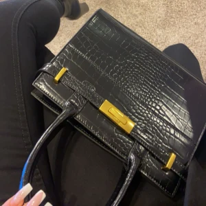 Gina Tricot Väska - Väskan är köpt nyligen och som ny! Använd vid ett tillfälle, sedan dess så har jag ingen nytta av den då den inte fall mig i smaken.