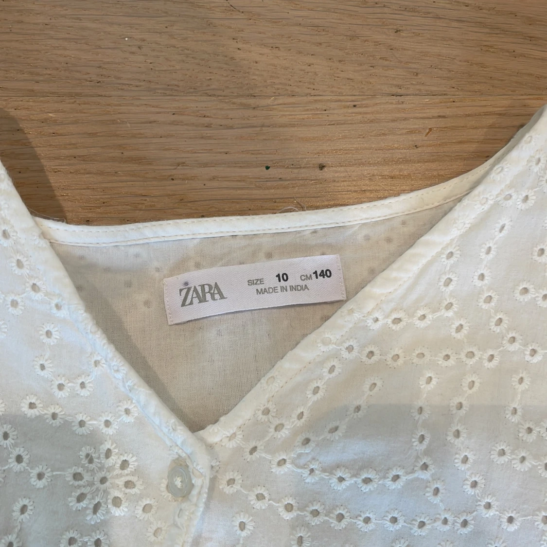 Vit broderad klänning från Zara - 1