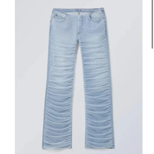 Lowwaist jeans - Helt oanvända jeans från Weekday med mesh på framsidan. Storlek 27/30. Nypris 950, säljs pga för små.    Midjemått: 69.5    Innerbenslängd: 93,5