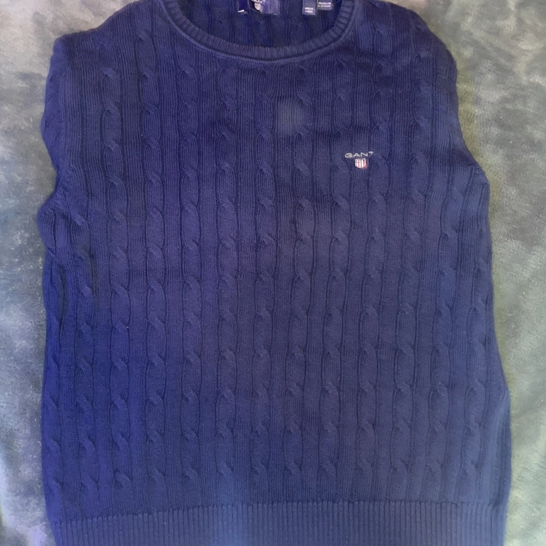 Mörkblå kabelstickad tröja från Gant!