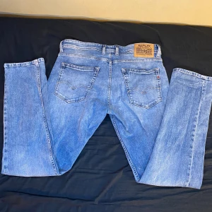 Replay Grover 34/32 - ‼️Mått på sista bilden‼️ Ljusblå Replay jeans, snygg tvätt och bra skick. Modell Grover, strl 34/32 Skick: ⭐️9.5/10⭐️ Hör av er vid frågor! Fraktar inom 1 dag📦
