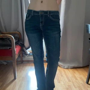 Blå jeans från Stars & Stripes - Snygga blå jeans från Stars & Stripes. Byxorna är köpta 2023 men inte använts jättemycket. De är lite korta på mig som är 164 cm. Midjemåttet är 29. Skriv gärna om du har frågor eller för fler bilder💕köpta för 1000 kr