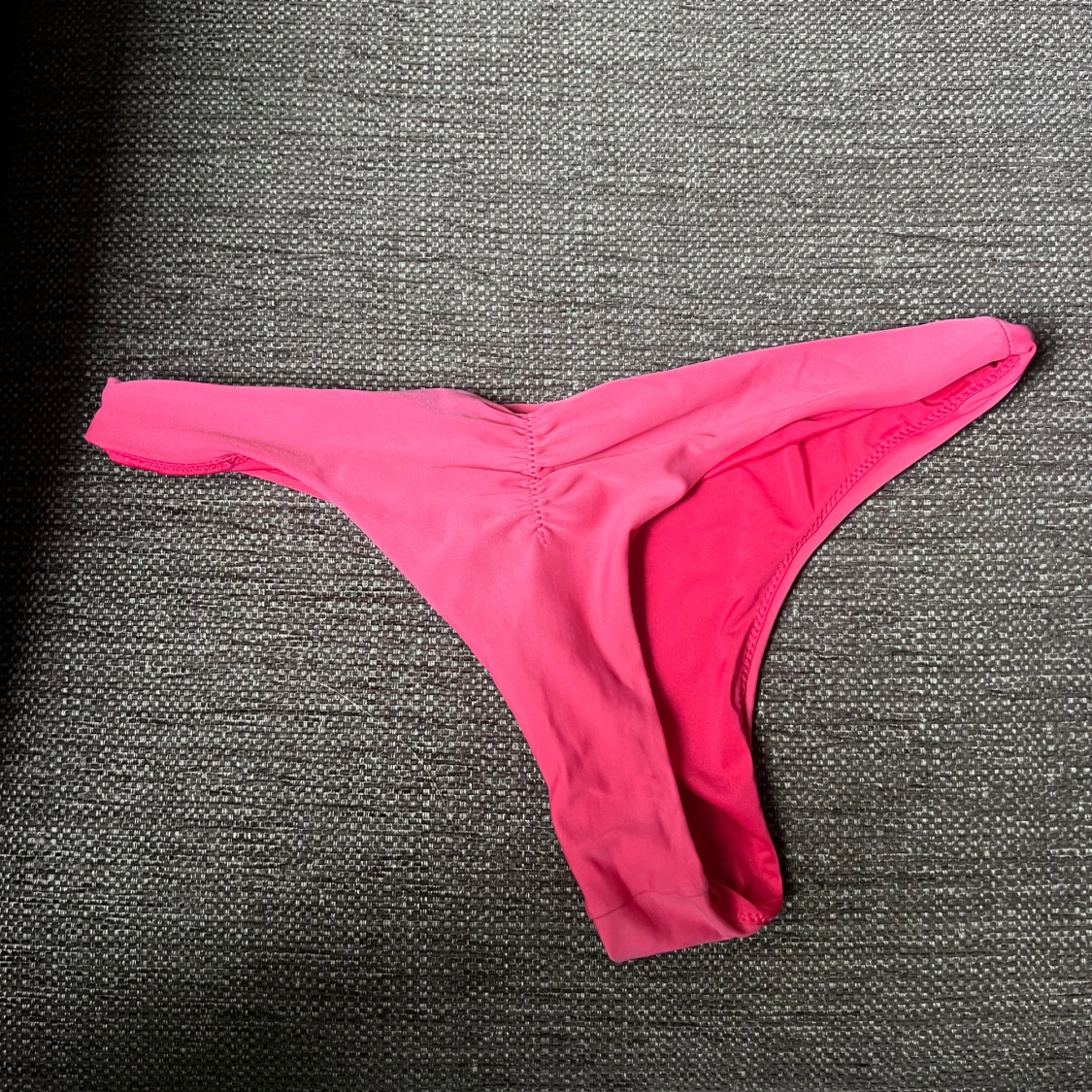 Rosa bikiniunderdel med scrunch - 2