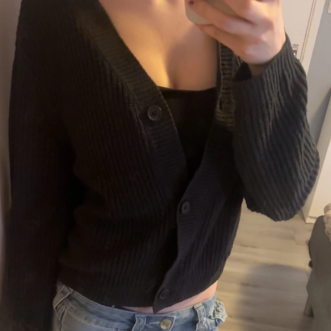 Svart ribbad kofta med knappar