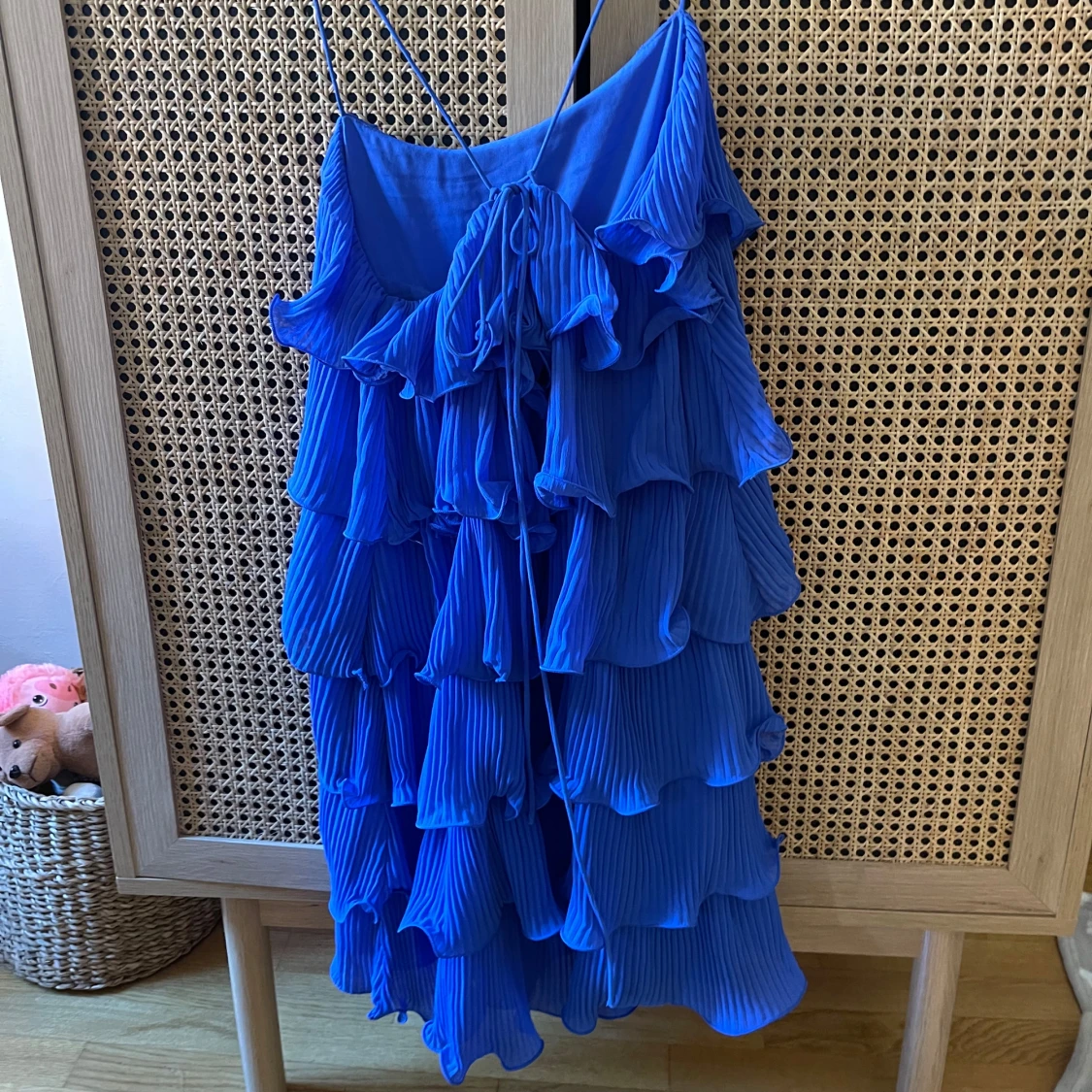 Blå volangklänning med tunna axelband - 1