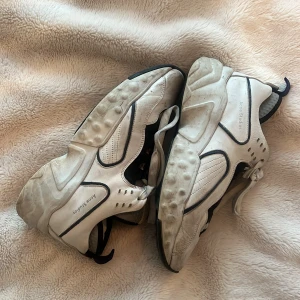 Chunky sneakers från Acne Studios - Säljer ett par chunky vita och svarta sneakers från Acne Studios. Skorna har coola detaljer, tjock sula med struktur och snörning. Materialmix av skinn och textil, med svarta kontrastlinjer och mesh vid tungan. Perfekta för dig som gillar statement-sneakers.