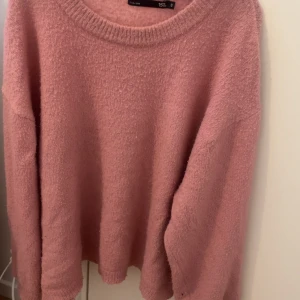 Rosa stickad tröja från Lager157 - Mysig rosa stickad tröja från Lager157 med rund halsringning och långa ärmar. Tröjan har en relaxed fit och är perfekt för lager på lager under kyliga dagar. Superenkel att styla med jeans eller kjol för en chill look.