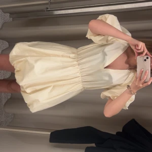 Klänning - Säljer denna jättefina puffkläningen från hm i storlek xs. Ny med prislapp på💕