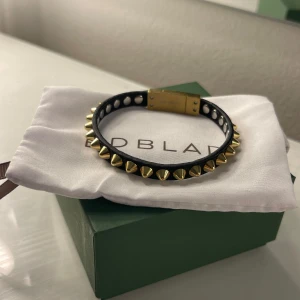 Armband - Nit armband med guld pläterade nitar ifrån Edblad, låda och dustbag medföljer. Helt ny