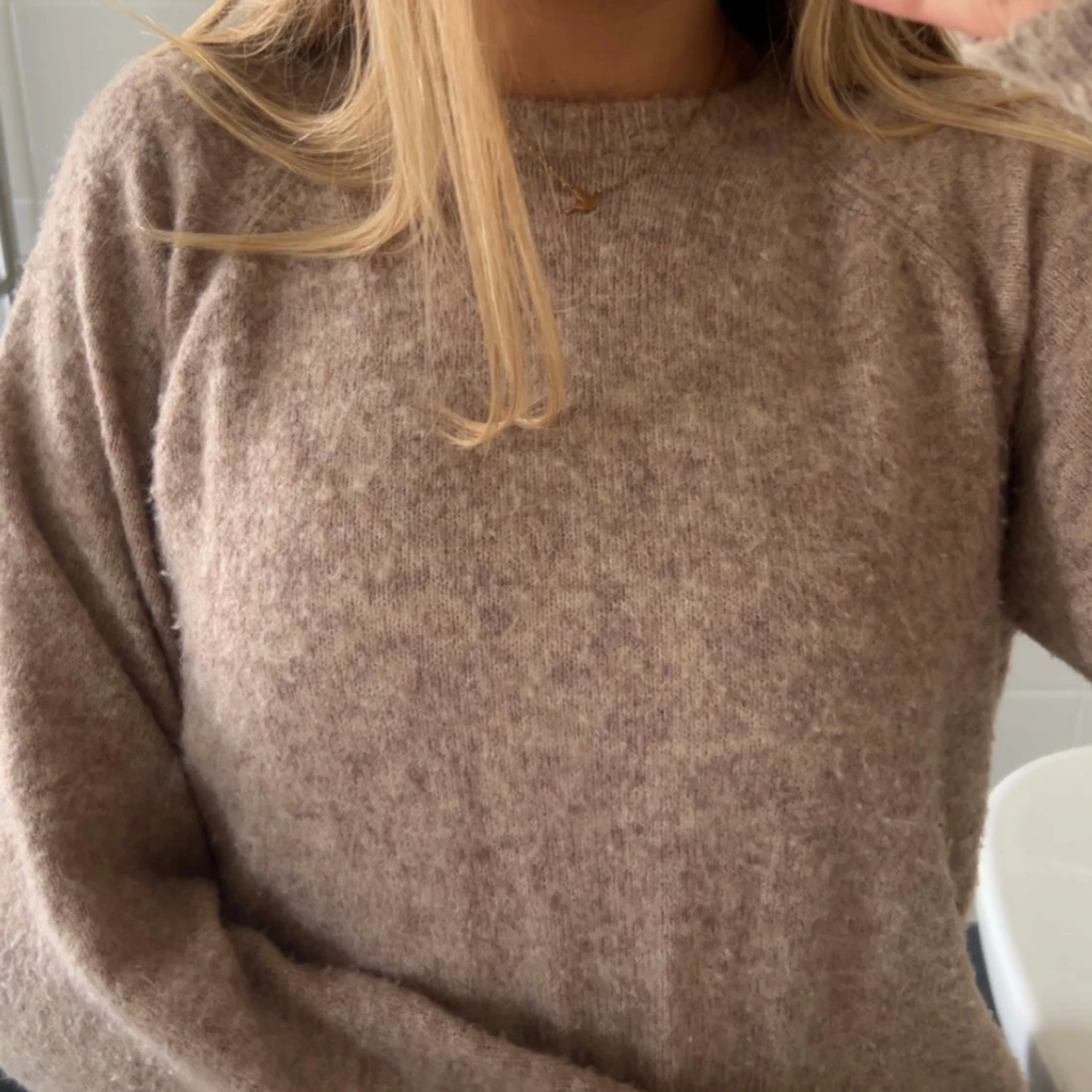 Beige stickad tröja med rund hals