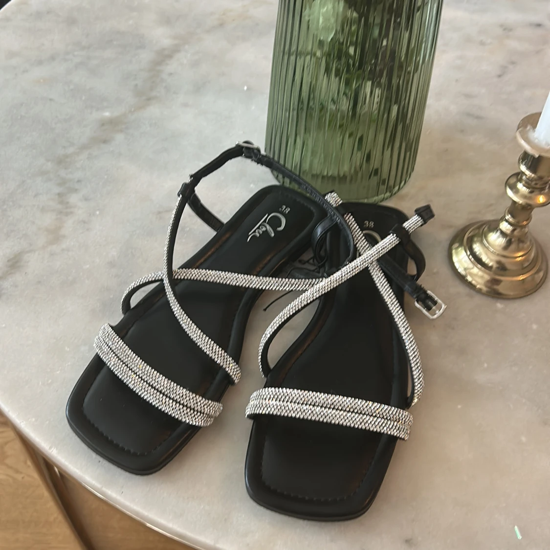 Svarta sandaler med glittriga remmar