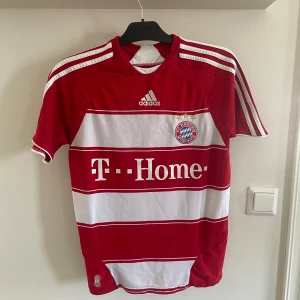 Bayern München 2008-09 tröja - Säljer en klassisk Bayern München fotbollströja från säsongen 08/09! 