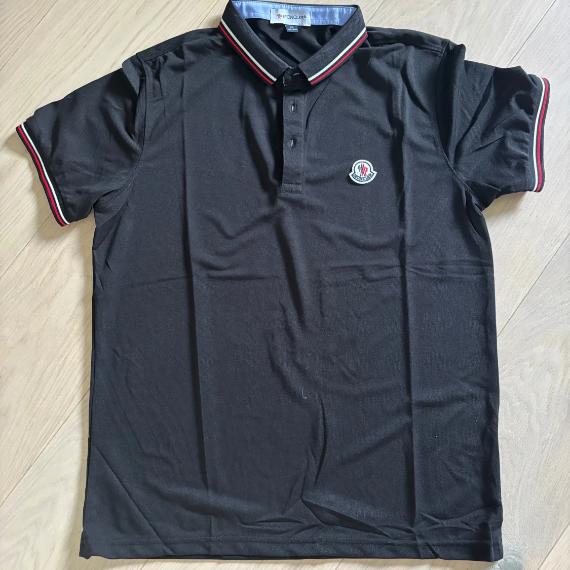 Svart Moncler pikétröja med röd/vit detalj