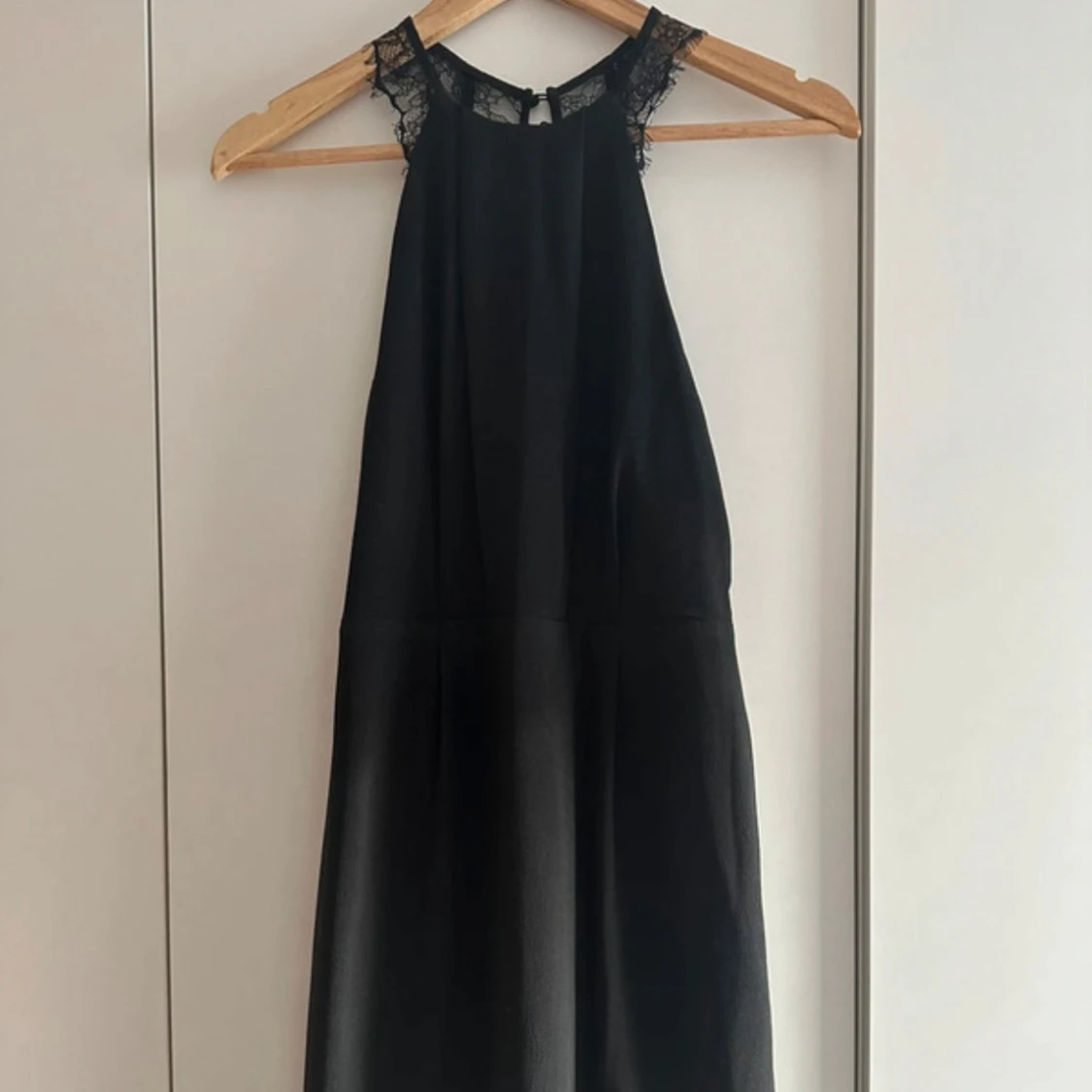 Svart klänning med spetsdetaljer