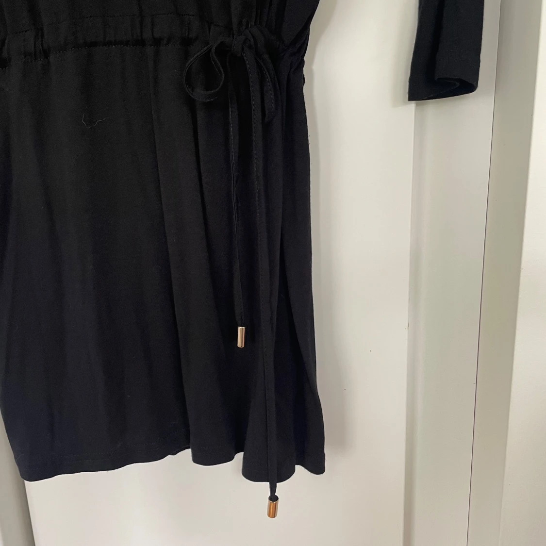 Svart långärmad klänning Femme Collection - 2