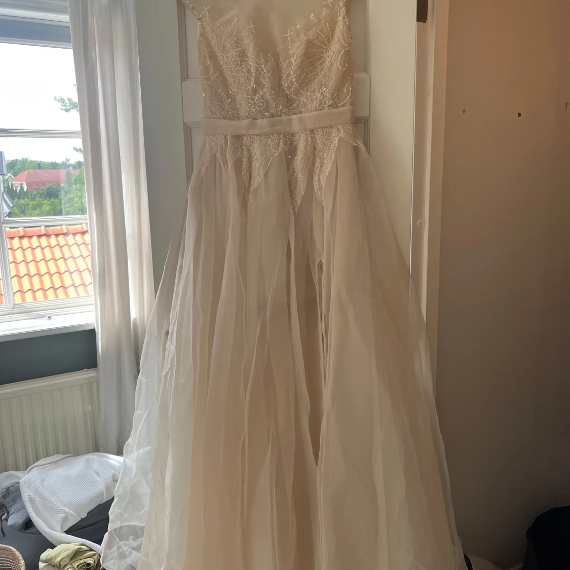 Champagnefärgad långklänning med spets - 1