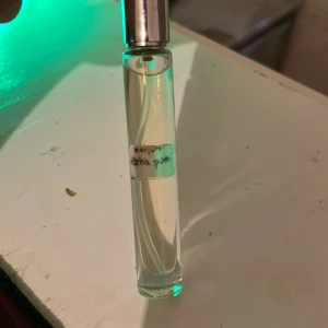 Xerjoff erba pura 30ml - Parfymprov i smal, genomskinlig glasflaska med sprayfunktion och ett stilrent silverfärgat lock. Flaskan har en handskriven etikett där det står 'erba pura'. Perfekt storlek för att ta med i väskan.
