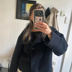 Höst/vårkappa från Gina Tricot - En mörkblå höst eller vår kappa från Gina Tricot. Använd fåtal gånger. 