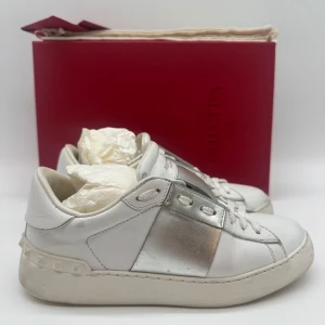 VALENTINO OPEN SNEAKERS - Valentino open sneakers - Skick: 8,5/10 - Tillbehör: enbart skorna - Storlek 34,5 sitter som 35 - Nypris ca 7700kr - Deluxecloset