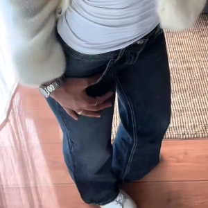 Low rise wida jeans från Zara  - Snygga mörkblå jeans med wida ben och låg midja från Zara. Perfekta för en chill och avslappnad look. Storlek 36 och använd 1 gång. Slutsåld och säljs inte längre i den färgen på hemsidan🩷