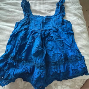 Jättesöt topp  - Supersöt blå linnetopp med volang detaljer från mango🩵